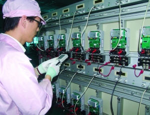 正泰制造車間工人正給智能電表進(jìn)行編程